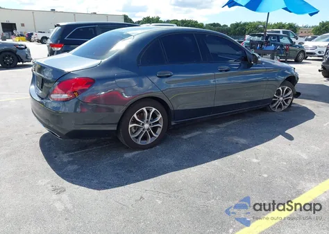 2015 Mercedes-Benz C 300 из США, поврежденный, VIN 55SWF4JB3FU051243